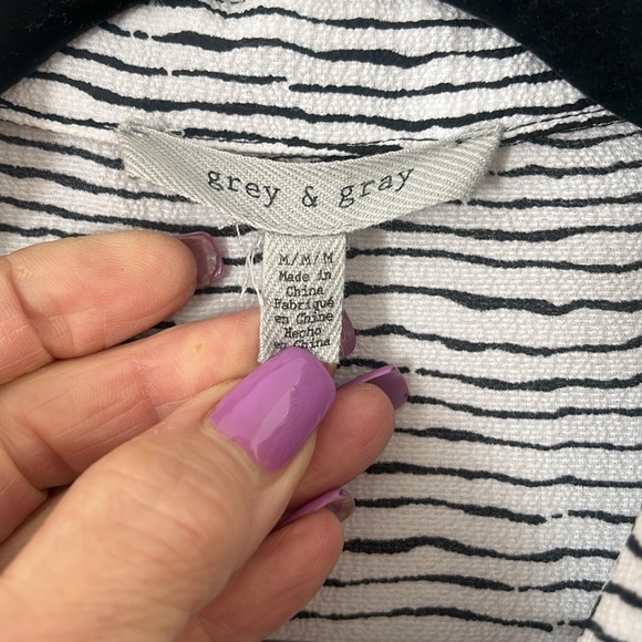 Grey & Gray 🌸 Med long sleeve stripe Black and White shirt - Picture 8 of 10